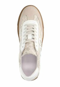 Schnürsneaker mit einer beigen Schnürsenkelüberlagerung, Wildlederakzenten, weißen Ösen und einer Gummisohle. Glattes Innenfutter.