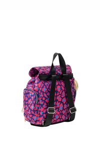 Rucksack aus robustem Stoff, mit einem lebhaften pinken und blauen Leopardenmuster, einem Rollverschluss und schwarzen verstellbaren Tragegurten.