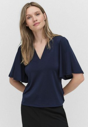 Marineblauwe top met een V-hals, korte vlindermouwen en een zachte textuur. Ontworpen voor een relaxte pasvorm en veelzijdig gebruik.