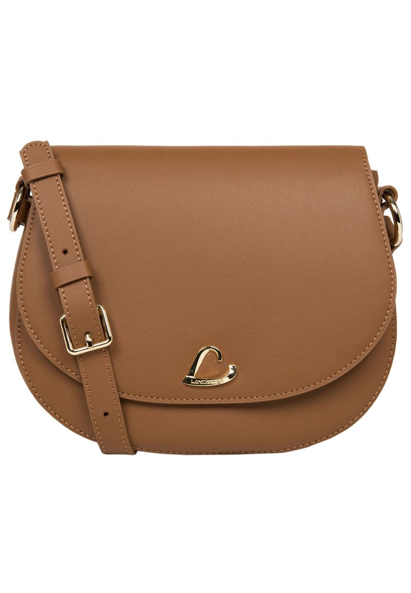 Borsa a spalla in finta pelle marrone con pattina curva, hardware in tono oro e tracolla regolabile. Presenta un accento con logo sul fronte.