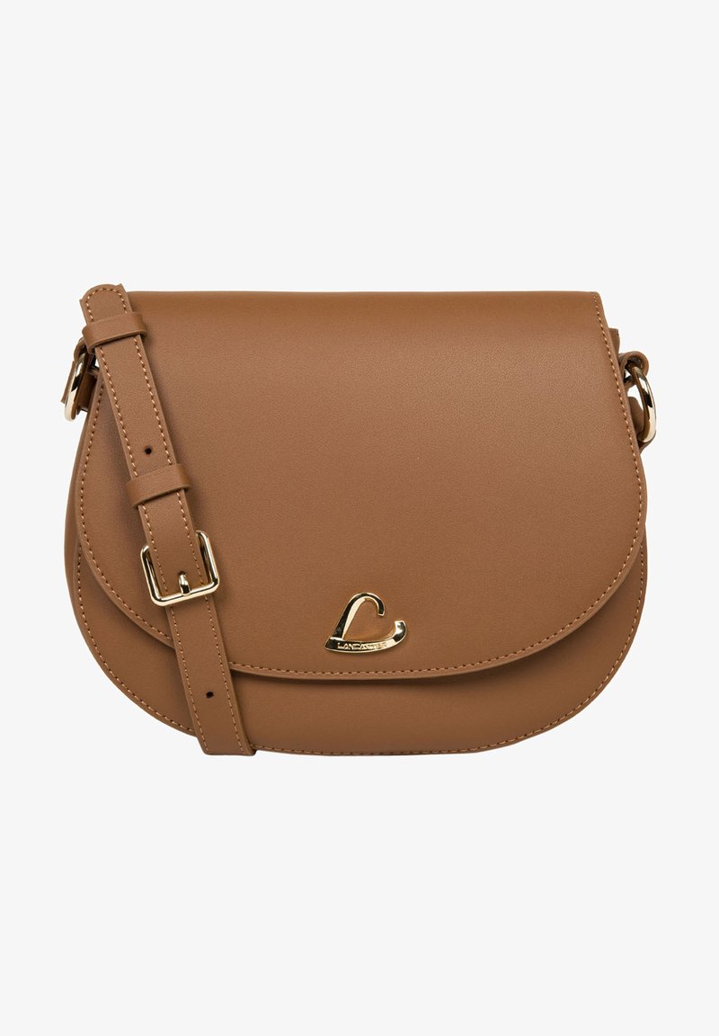 Borsa a spalla in finta pelle marrone con pattina curva, hardware in tono oro e tracolla regolabile. Presenta un accento con logo sul fronte.