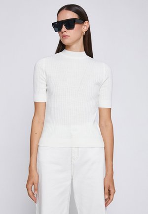 - T-shirt basic