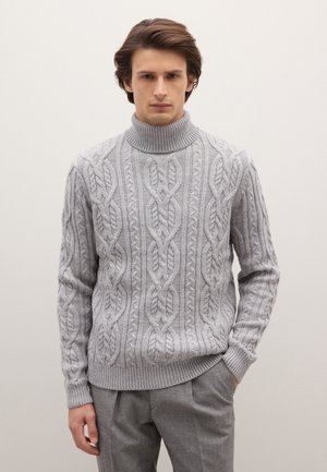 Grauer Kabelstrick-Pullover mit Rollkragen und strukturierten Mustern, mit gerippten Bündchen und Saum, kombiniert mit grauen Hosen, stehend vor einem neutralen Hintergrund.