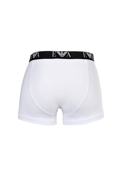 Λευκά ανδρικά μπόξερ με μαύρη ελαστική ζώνη μέσης που φέρει επαναλαμβανόμενο λογότυπο EA και σύμβολο αετού, εμφανιζόμενα από πίσω.