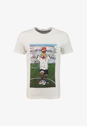 Weißes T-Shirt mit einem Cartoon-Hahn, der Fußballausrüstung trägt, auf einem Feld steht und einen Fußball zu Füßen hat, die Arme siegreich erhoben.
