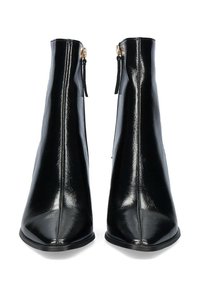 Stivaletti neri alla caviglia con finitura lucida in pelle verniciata, punte appuntite e dettagli con cerniera dorata sul retro. Include cuciture verticali.