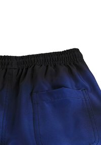 Pantalones cortos azules con una textura suave, con cintura elástica, diseño fruncido y un solo bolsillo trasero. Degradado de azul oscuro a azul claro.