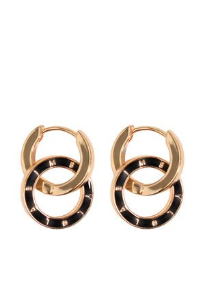 Pendientes de aro de oro con anillos negros de esmalte entrelazados grabados con letras que forman un nombre alrededor de los bordes.