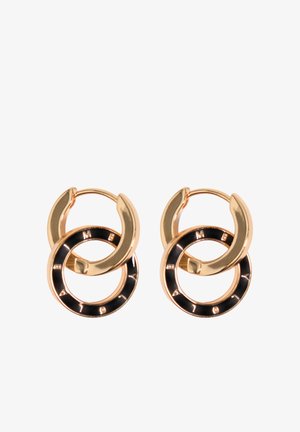 Pendientes de aro de oro con anillos negros de esmalte entrelazados grabados con letras que forman un nombre alrededor de los bordes.