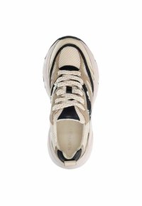 Beige sneaker met bovenwerk van mesh en suède, zwarte leren accenten, witte veters en een geprofileerde zool. Kenmerkend is het zwarte haklabel.
