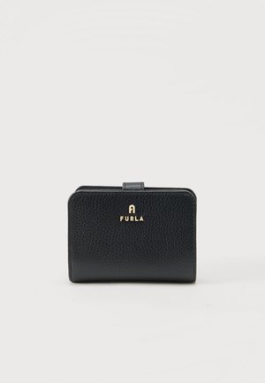 Portefeuille en cuir noir texturé avec logo Furla doré, forme rectangulaire et rabat avec fermeture pression sur le dessus.