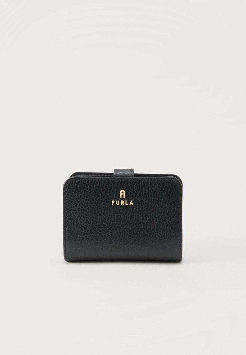 Portefeuille en cuir noir texturé avec logo Furla doré, forme rectangulaire et rabat avec fermeture pression sur le dessus.