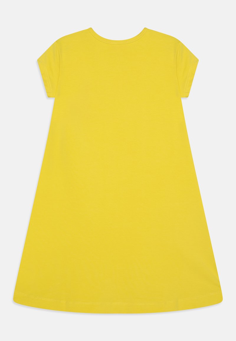 Gelbes Kurzarmkleid aus weichem Material, mit rundem Ausschnitt und A-Linien-Silhouette, in einer schlichten, glatten Textur.