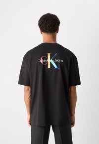 Calvin Klein Jeans MONOLOGO GRAPHIC OVERSIZED TEE - Print T-shirt - black