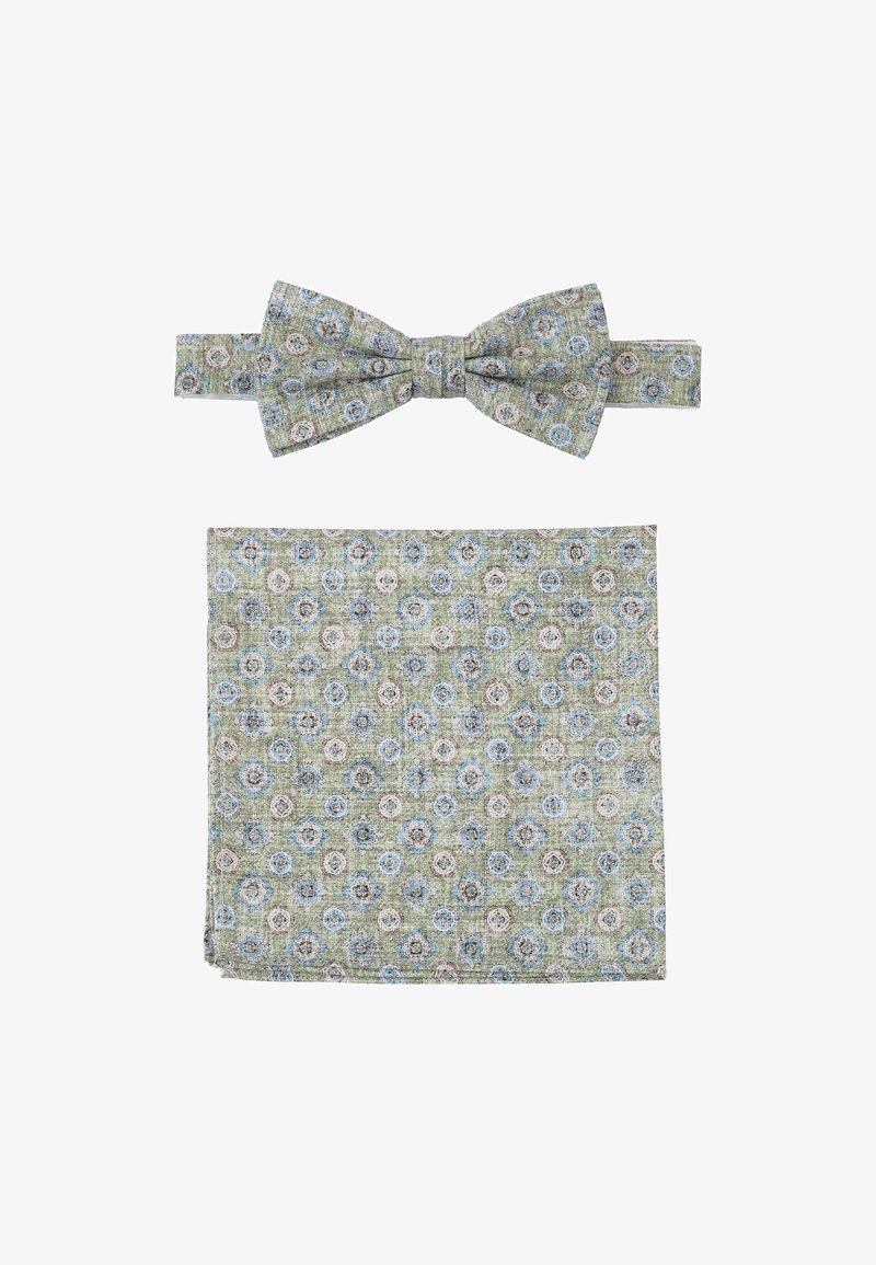 Musternde grüne Fliege mit passendem Einstecktuch; beide weisen ein florales Design in Blau und Beige auf einem strukturierten Stoffhintergrund auf.