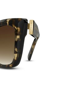 Sluneční brýle s tortoiseshell vzorem, čtvercovým rámem, tmavě gradientními skly a zlatými detaily na stranách.