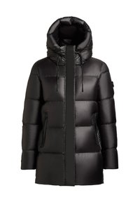 Crna puffer jakna s visokim ovratnikom i velikom kapuljačom. Ima džepove na zatvarač i glatku, sjajnu površinu s quilted dizajnom.