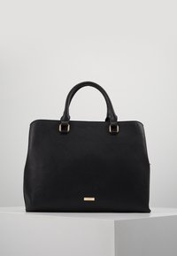 Borsa a tracolla in pelle nera con doppi manici, dettagli in hardware dorato, forma strutturata e finitura testurizzata sottile. Nome del marchio sul davanti.