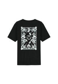 Zwart katoenen T-shirt met een wit bloem- en decoratiepatroon op de rug, inclusief een centraal embleem en ingewikkelde details.