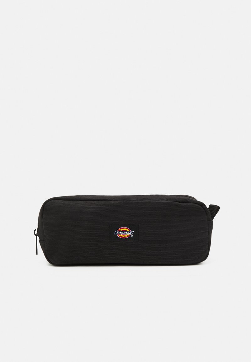 Estuche de lápices negro con cremallera, fabricado en tela texturizada, que presenta un parche de logo colorido con el texto "Dickies" en la parte frontal. Forma compacta y rectangular.