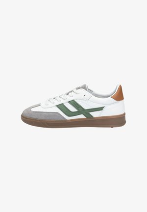 Zapatilla blanca con detalles en verde y gris, con una puntera de ante, suela de goma y un detalle en marrón en el talón. Diseño clásico con cordones.