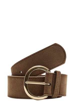 Ceinture en suède synthétique marron avec une boucle en métal doré. Elle présente un design plat, une boucle à une seule broche et une taille ajustable avec plusieurs trous.