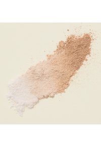 Rappresentazione di polvere libera con tre tonalità: bianco, beige chiaro e beige medio, sparse su uno sfondo chiaro con una texture fine.