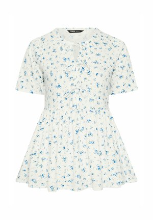 Hvid kortærmet bluse med lille blåt blomsterprint, rund halsudskæring og to bindelukninger foran.