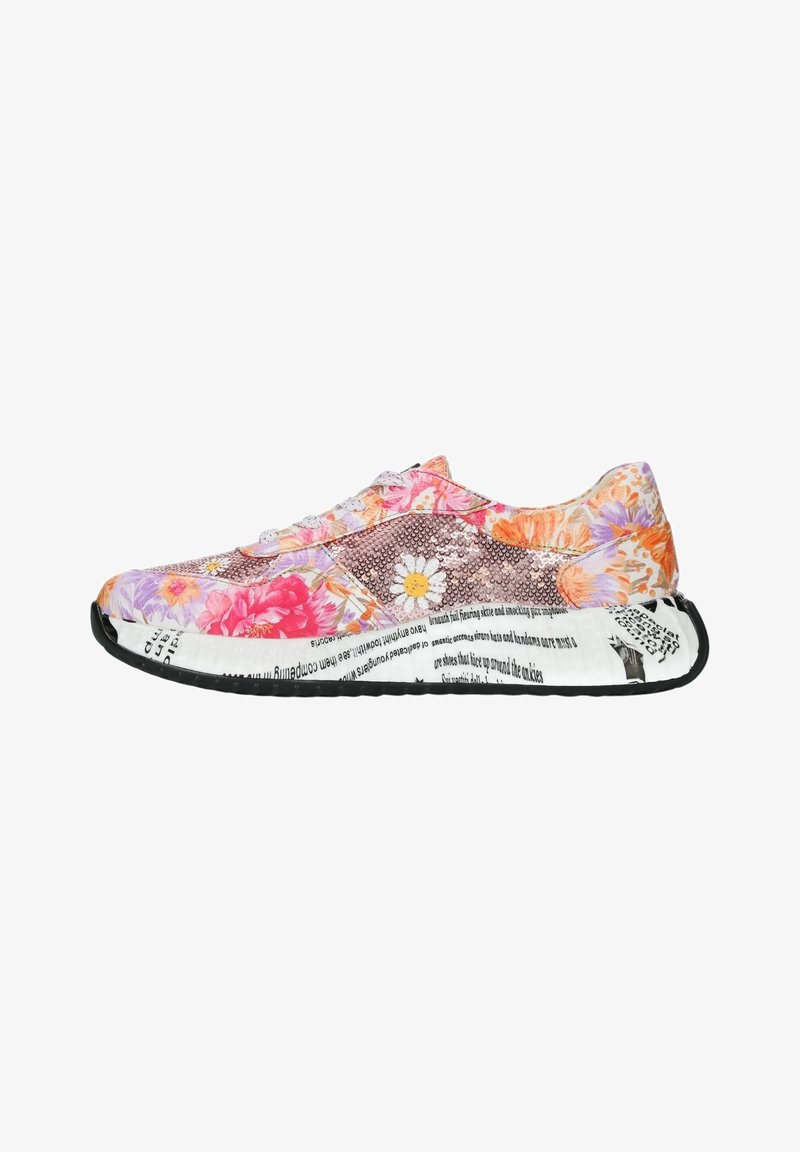 Zapatillas de deporte con un patrón floral que presenta una mezcla de tonos rosas, naranjas y morados. Parte superior texturizada con lentejuelas. Suela de goma negra con acentos impresos.