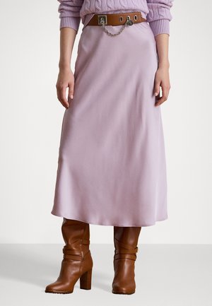 Lys lilla sateng midi skjørt med et brunt belte som har kjededetaljer. Brukt med brune hæler, som viser en glatt tekstur og enkelt design.