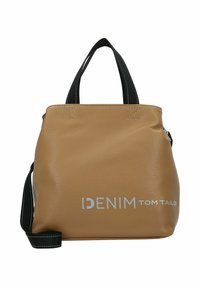 Sac fourre-tout en simili cuir marron avec surface texturée, manches en textile noir et bandoulière amovible. Présente le logo "DENIM TOM TAILOR" en argent.