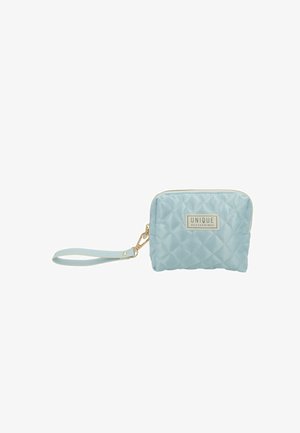 Hellblau gesteppte Handgelenktasche mit Reißverschluss und abnehmbarem Riemen, vorne mittig mit der Aufschrift "Unique Accessories" versehen.