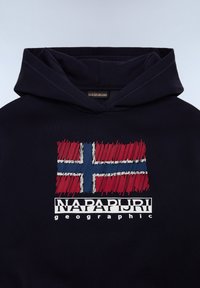 Sudadera azul marino con diseño de la bandera noruega que presenta franjas rojas, blancas y azules. Logotipo de la marca "NAPAPIJRI" en blanco debajo de la bandera.
