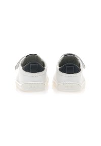 Witte leren schoenen met een gestructureerde afwerking, voorzien van een marineblauwe accent bij de hak en een klittenbandsluiting voor eenvoudig aan- en uittrekken.