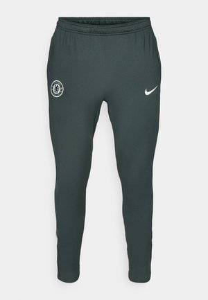 Pantaloni sportivi verde scuro con vita elasticizzata, con un logo del Chelsea FC sulla coscia sinistra e un logo Nike bianco sulla destra.