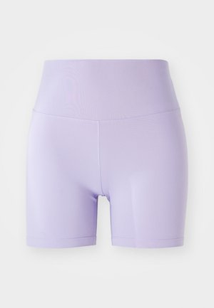 Lavendel aktive shorts med høy midje, glatt stretchy materiale, og knelengde. Har flate sømmer for komfort.