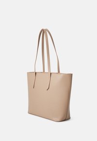 Sac fourre-tout beige en matériau lisse, forme rectangulaire, double anses longues, design minimaliste, sans éléments métalliques ni motifs visibles.