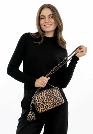 Leopardenmuster-Handtasche mit runder Form, ausgestattet mit einem Reißverschluss und einem abnehmbaren, geflochtenen Trageriemen. Hergestellt aus synthetischem Material.