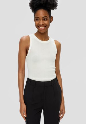 Wit geribd tanktop met een ronde halslijn, gecombineerd met hooggezette zwarte broek met knoopaccenten. Glad materiaal, aansluitend ontwerp.