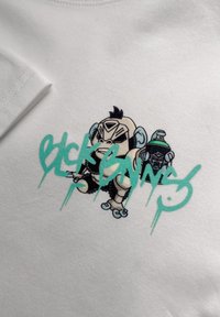 Witte katoenen T-shirt met een kleurraf cartoonafbeelding van een gestileerde aap met teal accenten en tekst in graffiti-stijl.