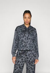 Hoodie cinzento com padrão de pele de leopardo, com fecho éclair, feito de tecido suave, apresentando capuz, mangas longas e punhos em ribana, acompanhado de calças a condizer.