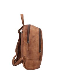 Zaino in pelle marrone con una texture liscia, dotato di doppie cerniere sul davanti e schienale imbottito per il comfort. Maniglia laterale inclusa.