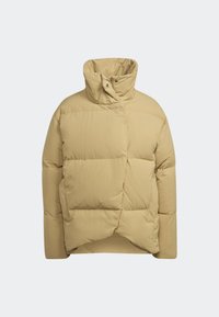 Světlé béžové péřové bundy s vysokým límcem, s prošívaným vzorem, zapínáním na patentky a volným, zkráceným střihem. Hladká, texturovaná látka.