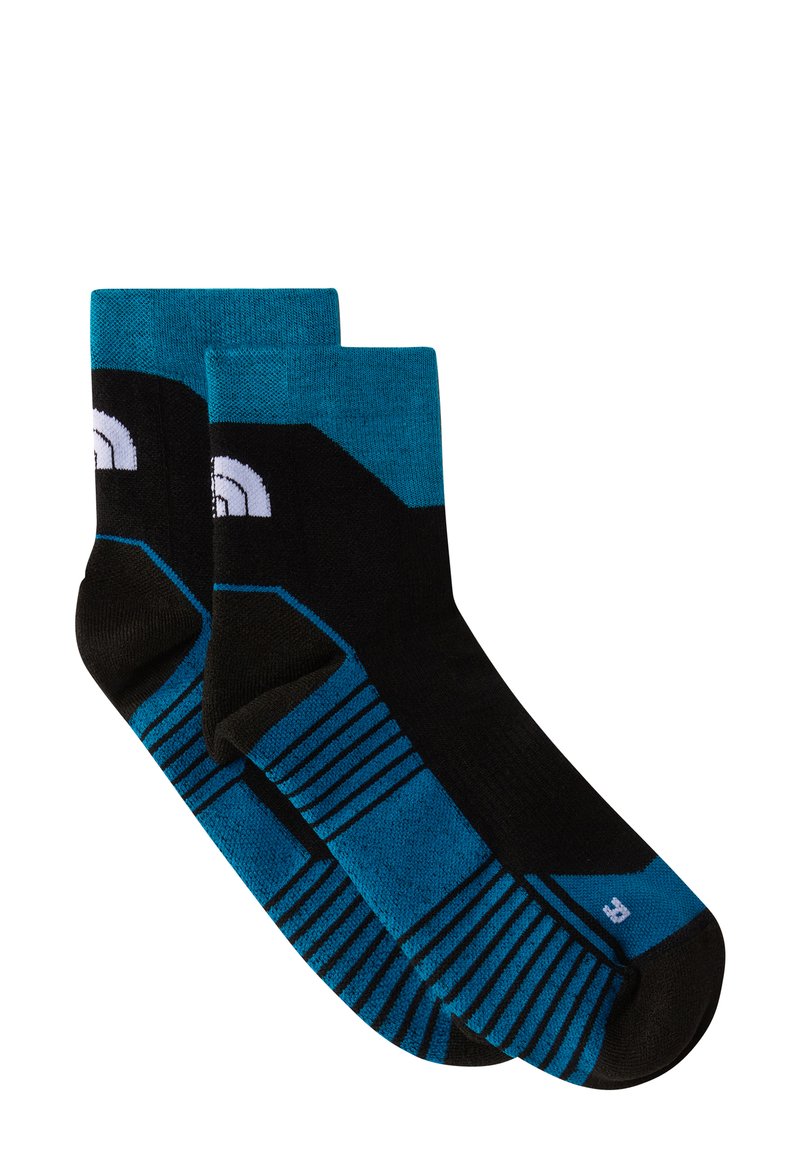Czarne i turkusowe skarpetki w paski. Wyróżniają się jednolitym wykończeniem przy górze, czarną piętą i palcami oraz białym logotypem. Długość do połowy łydki.