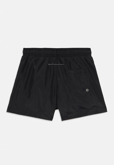 Svarta simshorts i lättviktig tyg, med elastisk midja, bakficka med ögla och enkel design utan mönster.