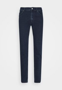 Jeans de mezclilla azul oscuro con un corte ajustado, que cuentan con un cierre de botón, cinco bolsillos y costuras tonales en toda su superficie. Textura suave, sin patrones.