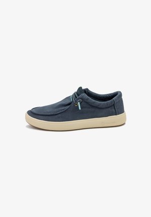 Scarpa slip-on casual blu navy con lacci elastici, suola beige chiaro e collo imbottito, progettata per comfort e facilità di calzata.