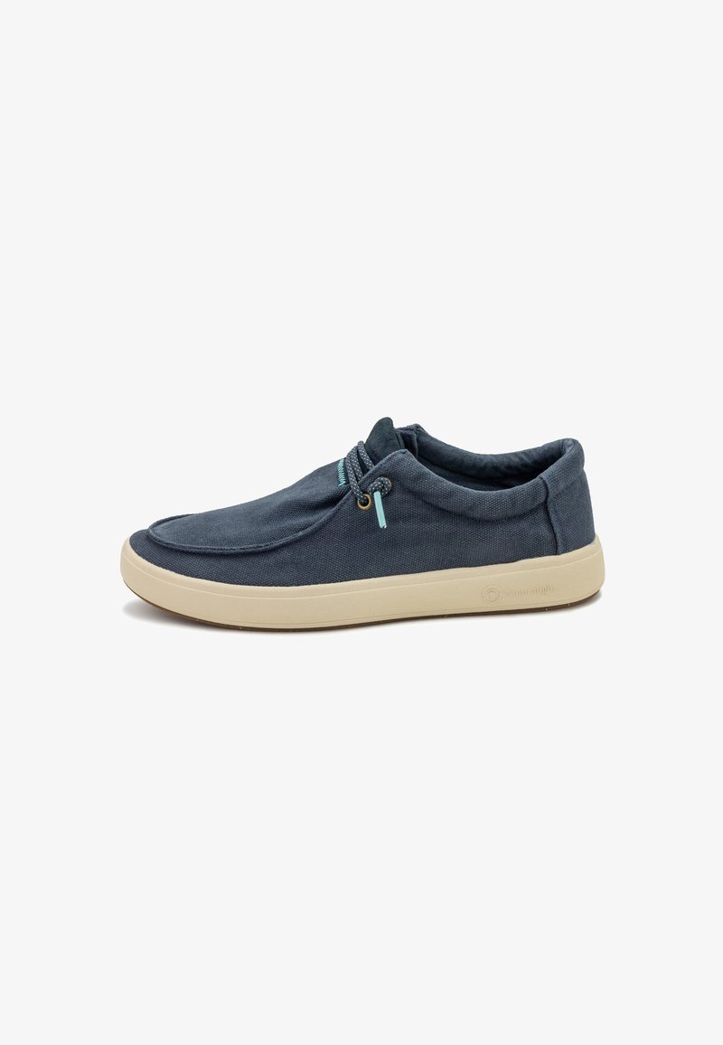 Chaussure décontractée bleu marine à enfiler avec lacets élastiques, semelle beige clair et col rembourré, conçue pour le confort et une mise facile.
