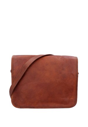 Bruine leren boodschappentas met een lange schouderriem en een klepsluiting, tegen een witte achtergrond.