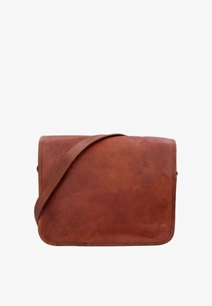 Rjava usnjena torba z dolgim ramenskim trakom in poklopcem, na belem ozadju.